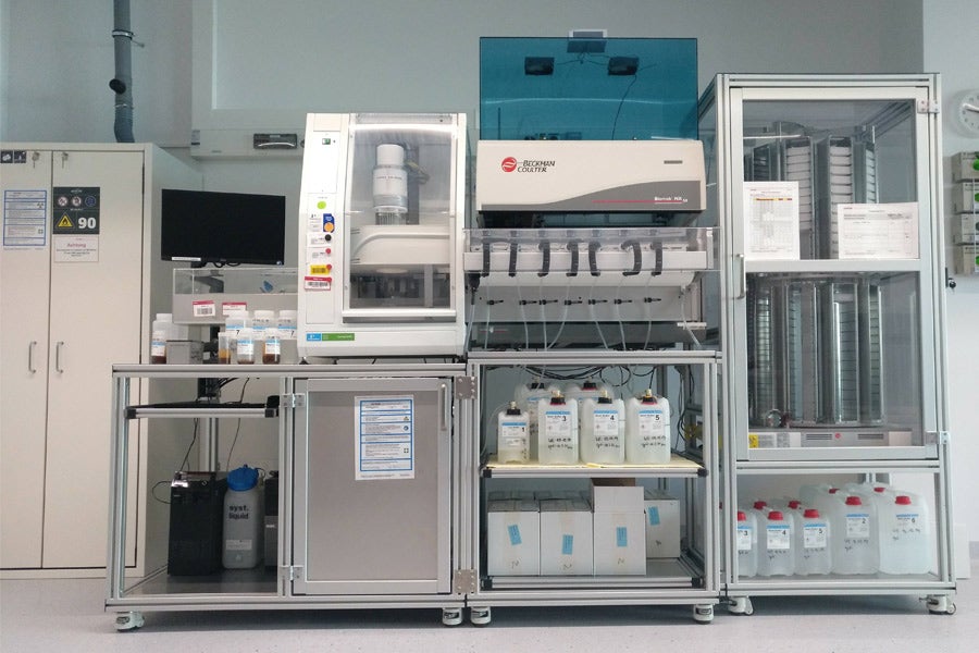 Automatisiertes Laborgerät zur DNA-Analyse, bestehend aus mehreren Modulen mit Flüssigkeitsbehältern, Reagenzien und Technik zur Hochdurchsatzverarbeitung. Automatisiertes Laborgerät zur DNA-Analyse, bestehend aus mehreren Modulen mit Flüssigkeitsbehältern, Reagenzien und Technik zur Hochdurchsatzverarbeitung.