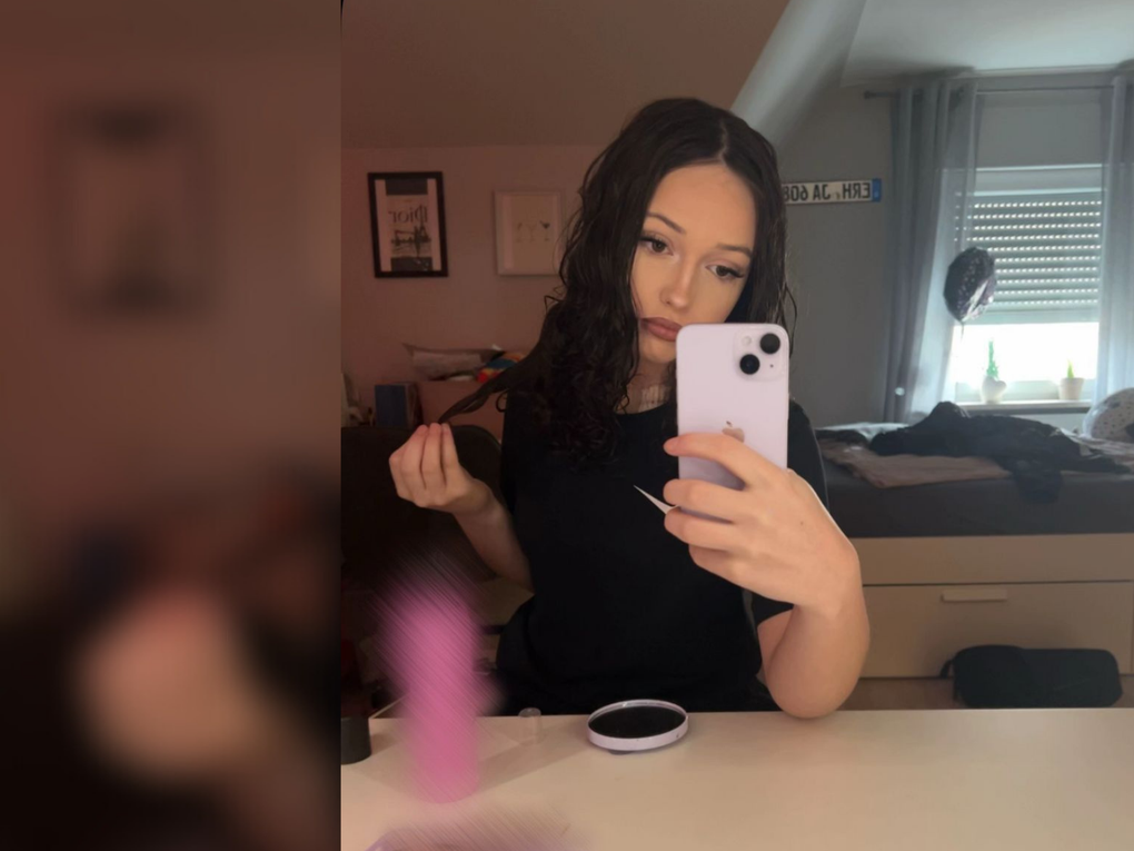 Eine Frau macht ein Selfie Eine Frau macht ein Selfie