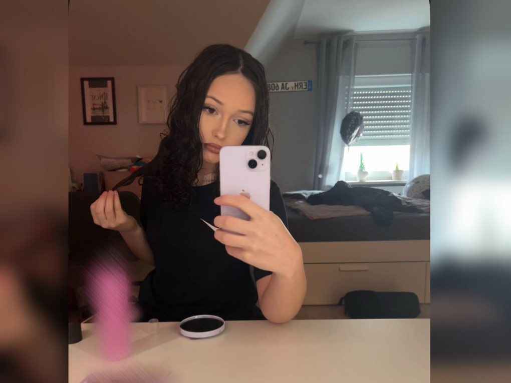 Eine Frau macht ein Selfie Eine Frau macht ein Selfie