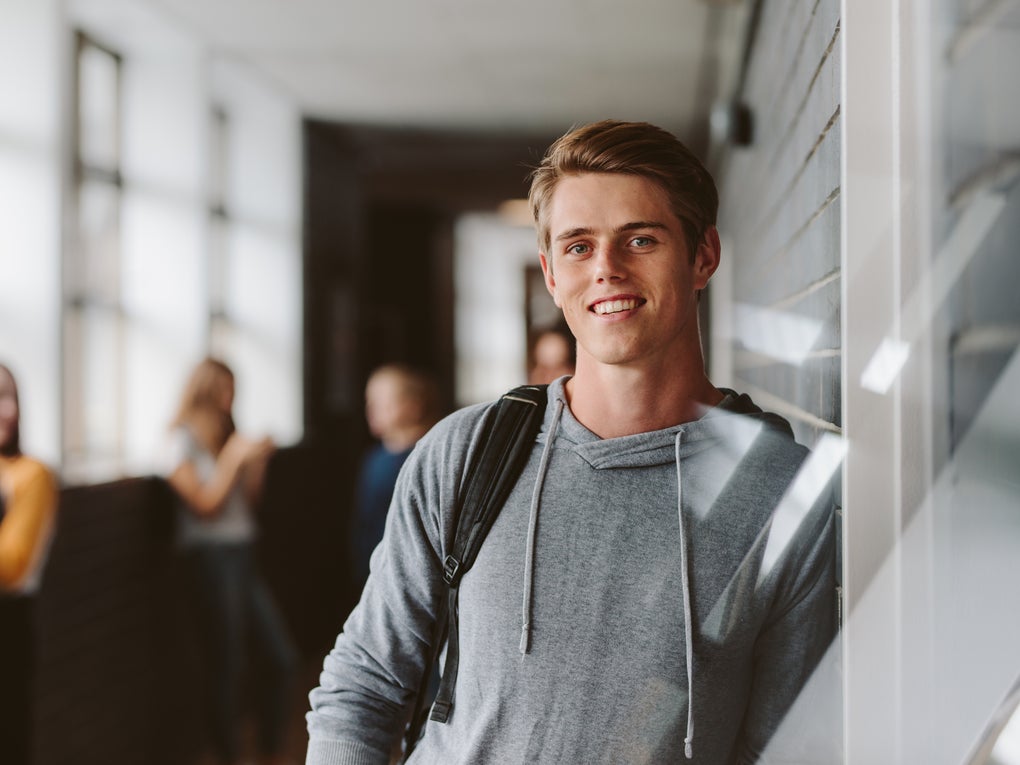 Ein Schüler steht in einem Korridor Ein Schüler steht in einem Korridor