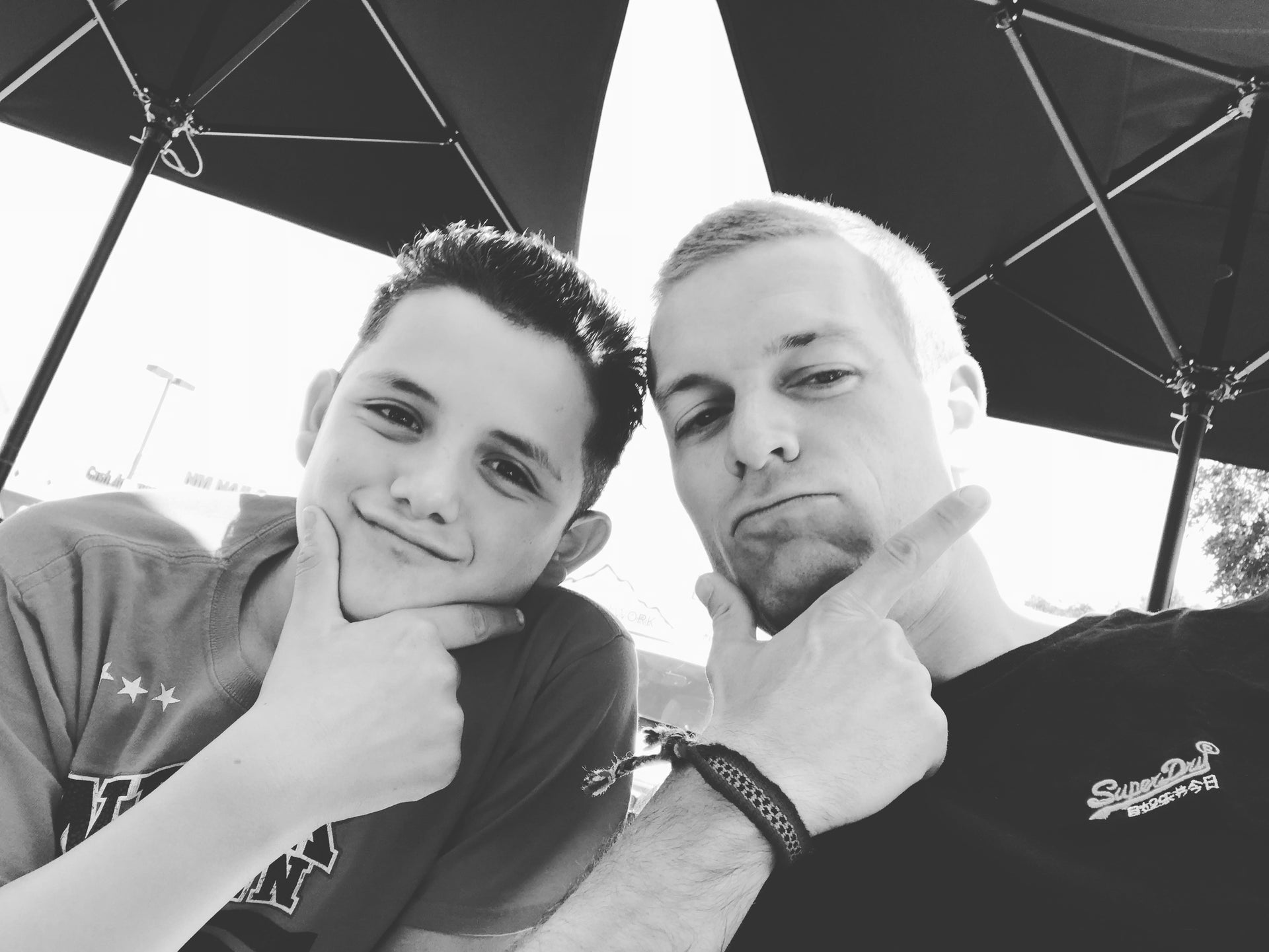 Ein Junge und ein junger Mann posen in die Kamera Ein Junge und ein junger Mann posen in die Kamera