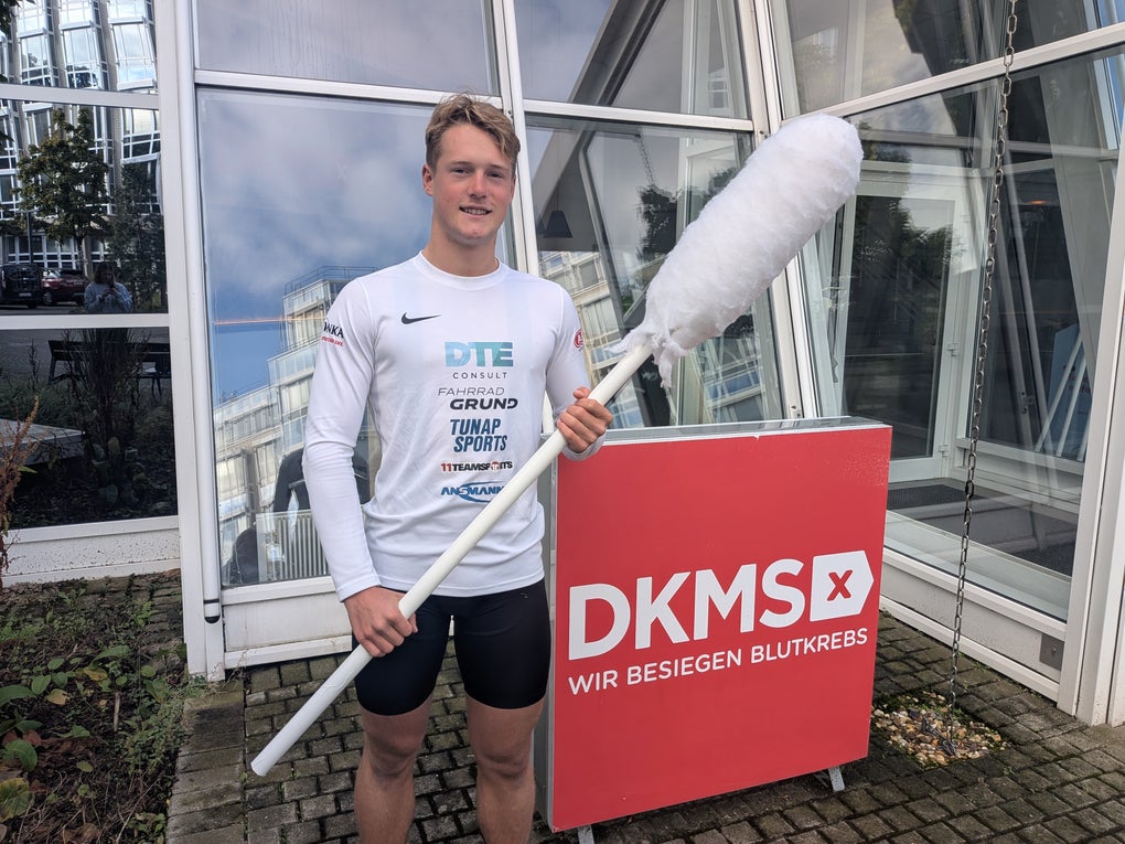 Phil hält das DKMS-Wattestäbchen. Phil hält das DKMS-Wattestäbchen.