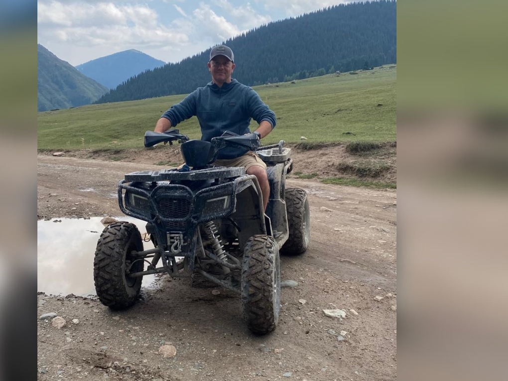 Ein Mann sitzt auf einem Quad. Ein Mann sitzt auf einem Quad.
