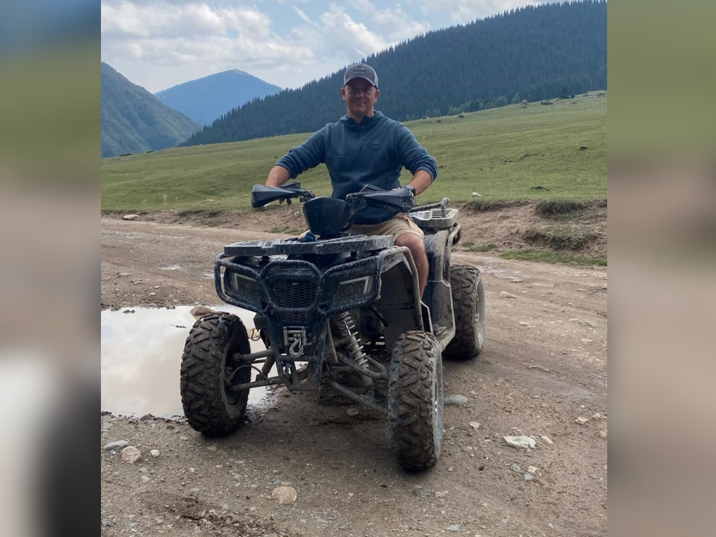 Ein Mann sitzt auf einem Quad. Ein Mann sitzt auf einem Quad.