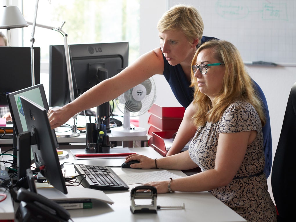 zwei Frauen am Schreibtisch zwei Frauen am Schreibtisch