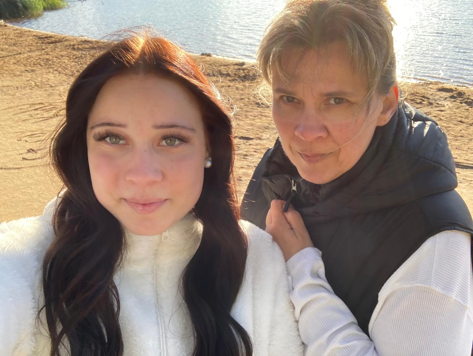 Zwei Frauen machen ein Selfie Zwei Frauen machen ein Selfie