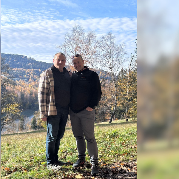 Frank und René genießen gemeinsame Aktivitäten, wie wandern. Frank und René genießen gemeinsame Aktivitäten, wie wandern.