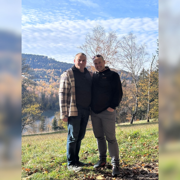 Frank und René genießen gemeinsame Aktivitäten, wie wandern. Frank und René genießen gemeinsame Aktivitäten, wie wandern.