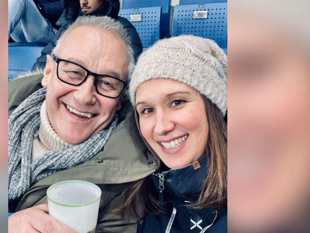 Ein Mann und eine Frau sitzen auf einer Tribüne. Ein Mann und eine Frau sitzen auf einer Tribüne.