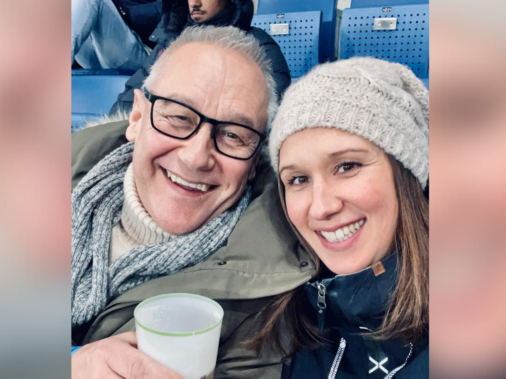 Ein Mann und eine Frau sitzen auf einer Tribüne. Ein Mann und eine Frau sitzen auf einer Tribüne.