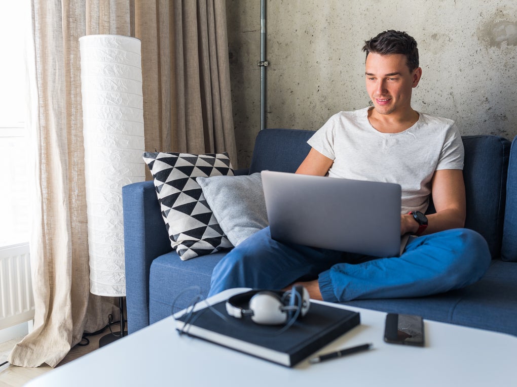 ein junger Mann mit Laptop ein junger Mann mit Laptop