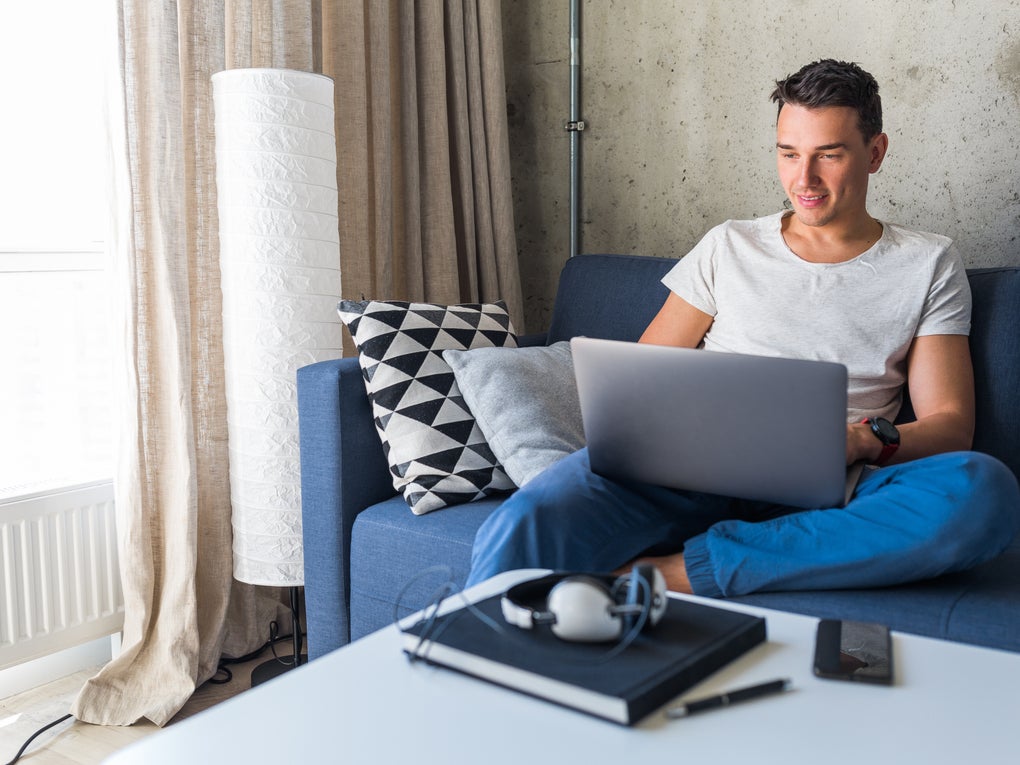 ein junger Mann mit Laptop ein junger Mann mit Laptop