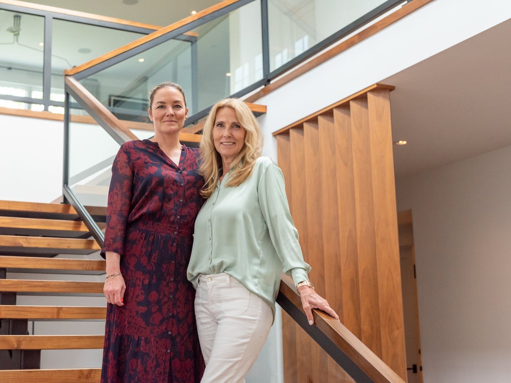 Zwei Frauen stehen auf einer Treppe Zwei Frauen stehen auf einer Treppe