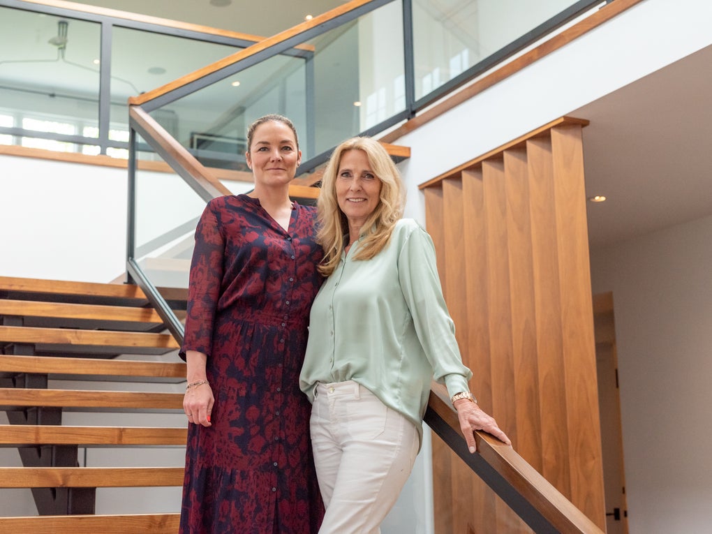 Zwei Frauen stehen auf einer Treppe Zwei Frauen stehen auf einer Treppe