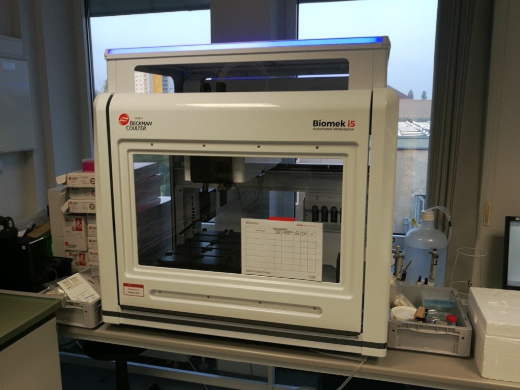 Einer von den „echten“ Robotern im DKMS Life Science Lab – der Biomek i5 Einer von den „echten“ Robotern im DKMS Life Science Lab – der Biomek i5