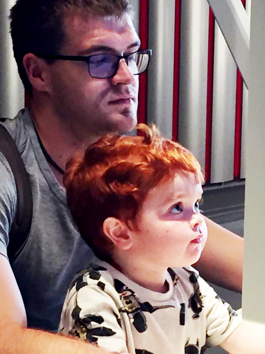 Ein Mann und ein Kind schauen auf einen Computerbildschirm