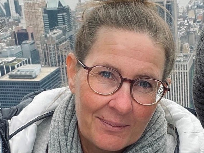 Eine Frau mit Brille lächelt. Eine Frau mit Brille lächelt.