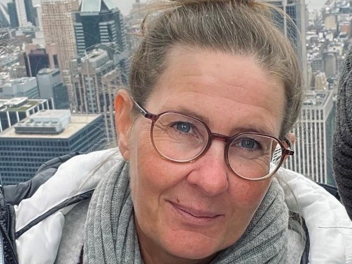 Eine Frau mit Brille lächelt. Eine Frau mit Brille lächelt.