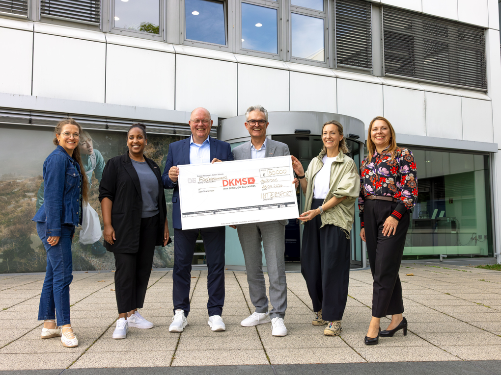 Foto von der Scheckübergabe von Intersport an die DKMS Foto von der Scheckübergabe von Intersport an die DKMS