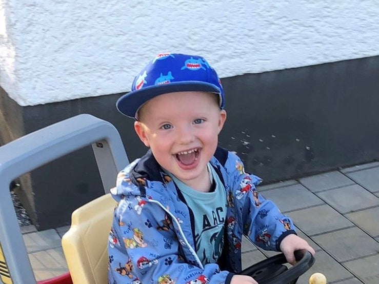 Kleines Kind lacht in die Kamera Kleines Kind lacht in die Kamera