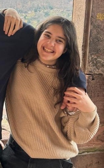 Patientin Asmin, die in die Kamera lächelt Patientin Asmin, die in die Kamera lächelt