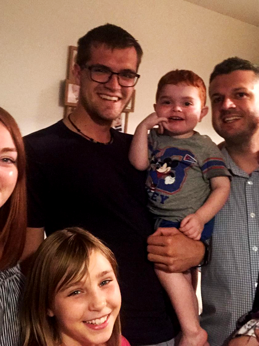 Gruppenfoto mit sechs lachenden Personen, darunter zwei Männer, drei Kinder und eine Frau