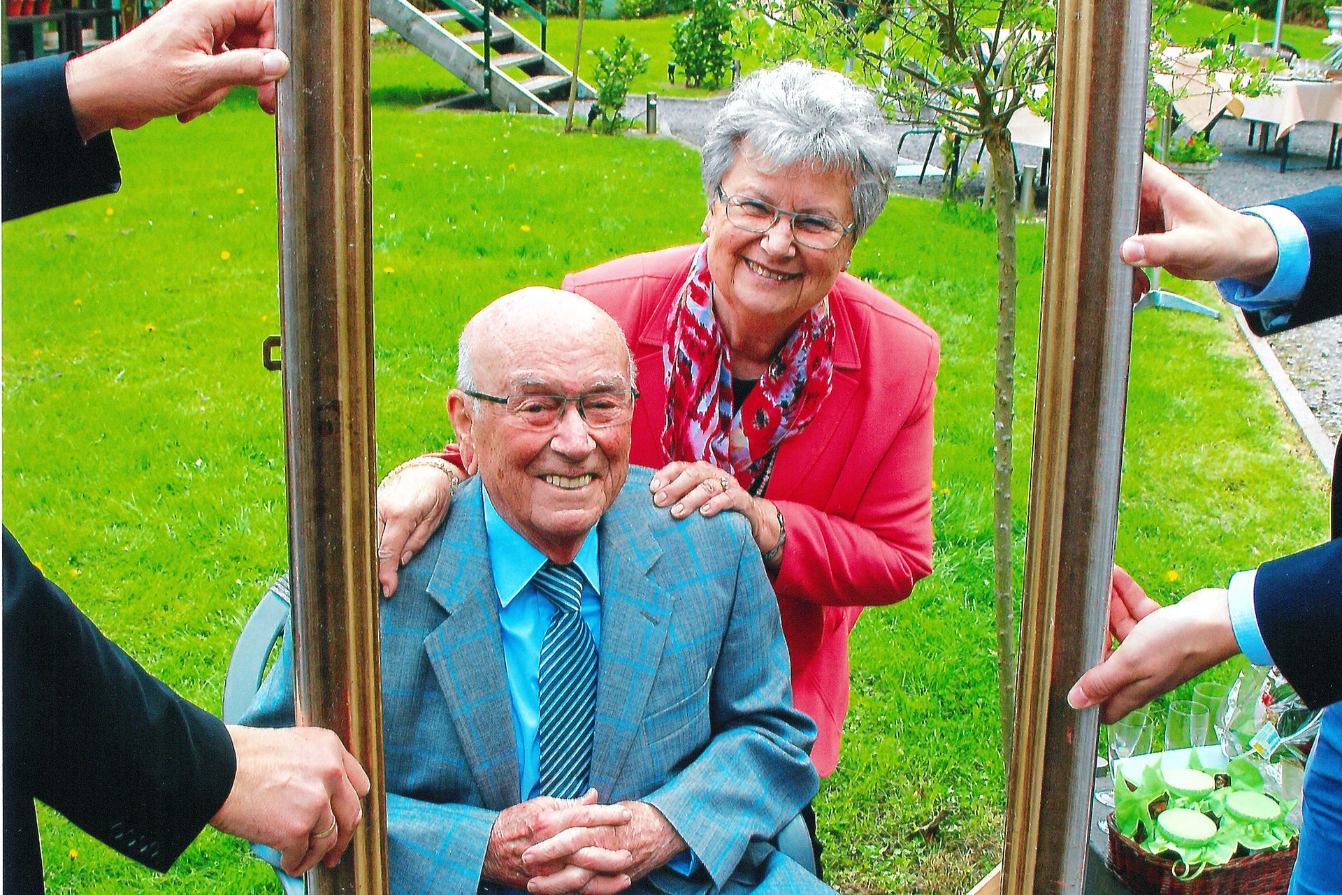 Weil ihre Tochter an Blutkrebs erkrankt war und wieder gesund ist, liegt den Müllers die DKMS am Herzen – und baten daher an Edda Müllers 80. Geburtstag um Spenden. Weil ihre Tochter an Blutkrebs erkrankt war und wieder gesund ist, liegt den Müllers die DKMS am Herzen – und baten daher an Edda Müllers 80. Geburtstag um Spenden.