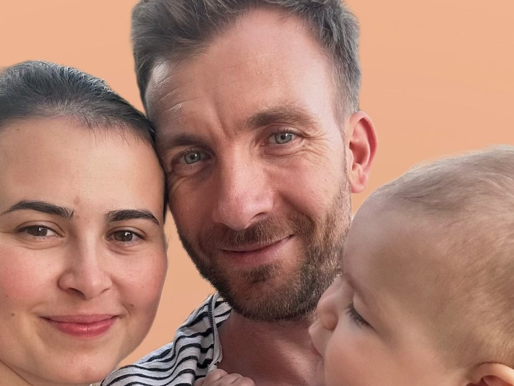 Ein Mann und eine Frau mit einem Baby Ein Mann und eine Frau mit einem Baby