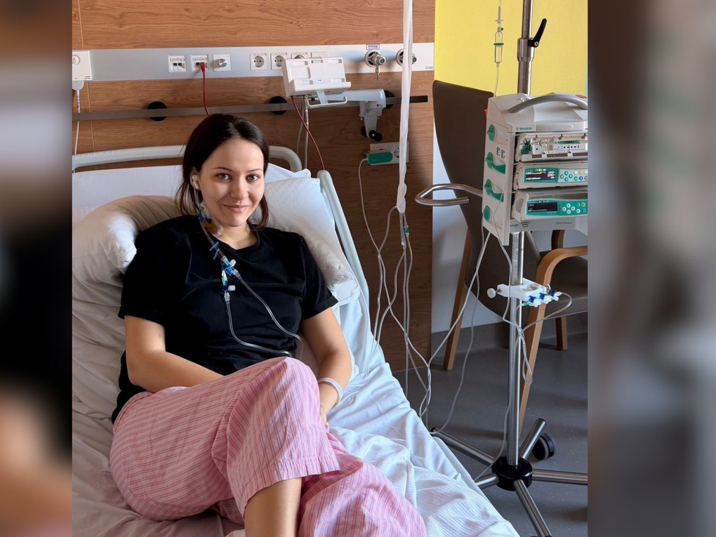 Eine Frau sitzt in einem Krankenhausbett Eine Frau sitzt in einem Krankenhausbett