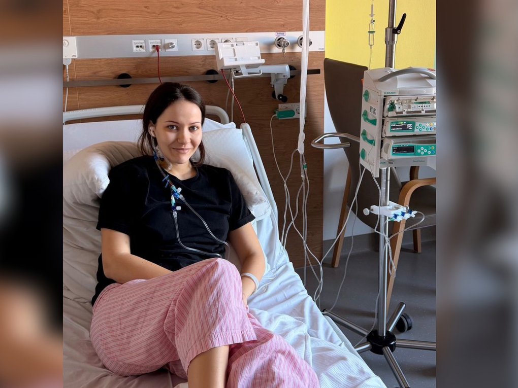 Eine Frau sitzt in einem Krankenhausbett Eine Frau sitzt in einem Krankenhausbett