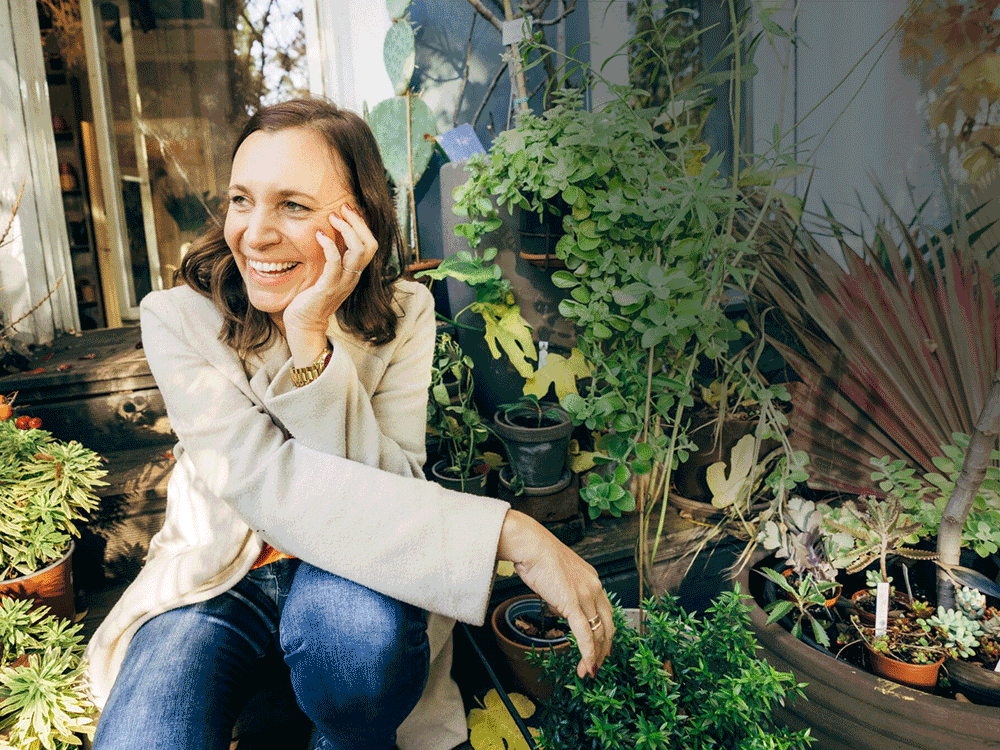 Eine Frau sitzt draußen auf einer Bank. Zitat auf Bild: Ich würde es jederzeit wieder tun.- Melina , Stammzellspenderin Eine Frau sitzt draußen auf einer Bank. Zitat auf Bild: Ich würde es jederzeit wieder tun.- Melina , Stammzellspenderin