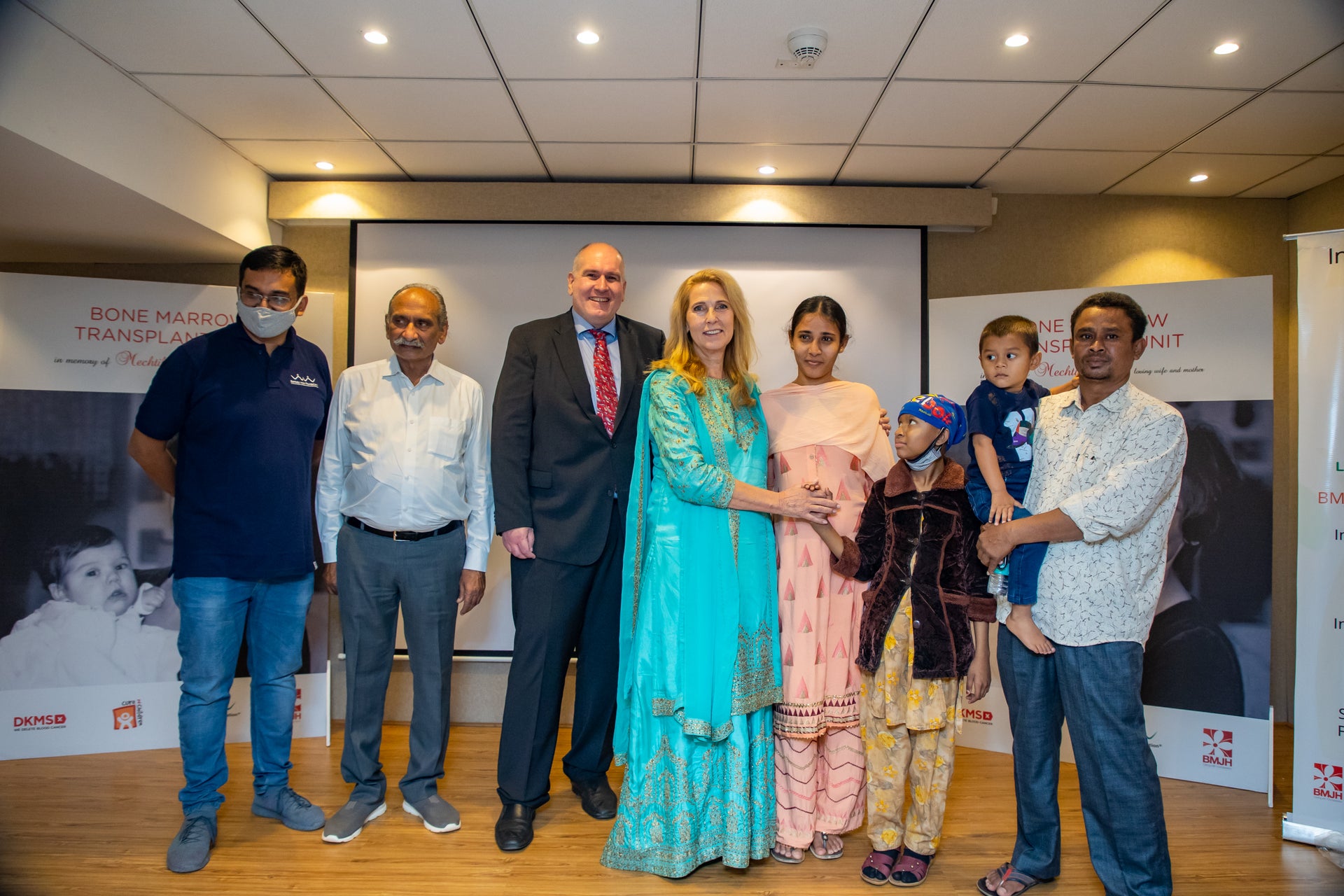 Alexander Schmidt und Elke Neujahr (mitte) mit Gästen der Eröffnungsfeier Alexander Schmidt und Elke Neujahr (mitte) mit Gästen der Eröffnungsfeier