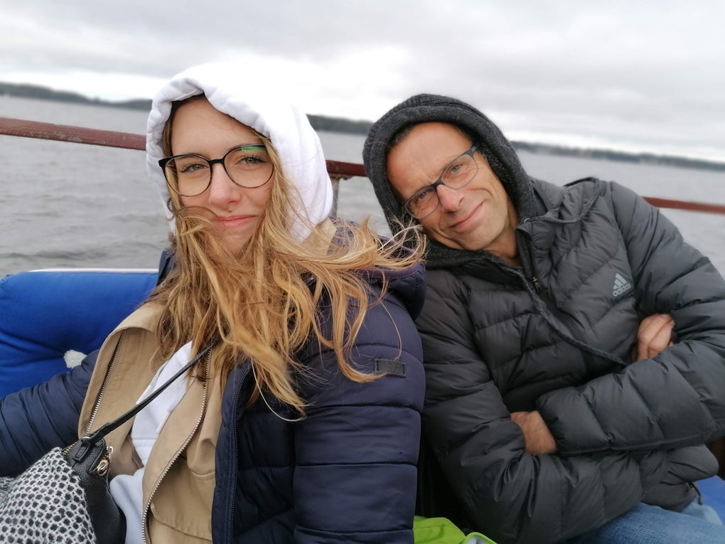 Ein Mann und eine Frau sitzen auf einem Boot und posieren für ein Selfie Ein Mann und eine Frau sitzen auf einem Boot und posieren für ein Selfie