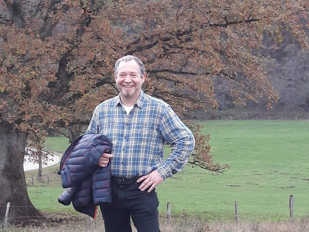 Ein Mann auf einem Feld mit einer Jacke Ein Mann auf einem Feld mit einer Jacke