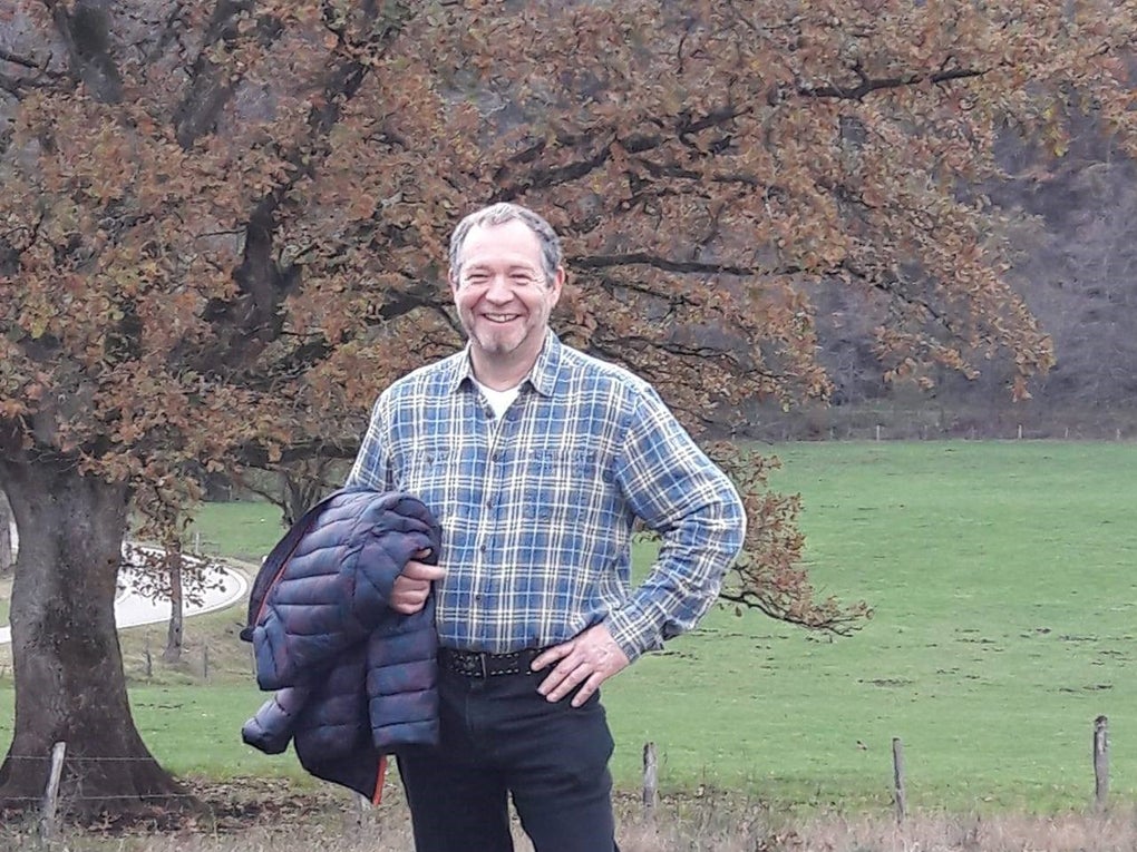 Ein Mann auf einem Feld mit einer Jacke Ein Mann auf einem Feld mit einer Jacke