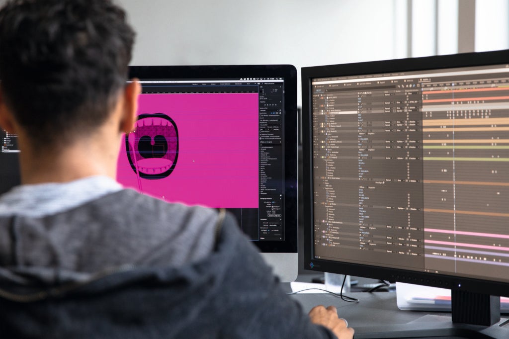 Ein Mann schaut auf einen Computerbildschirm Ein Mann schaut auf einen Computerbildschirm