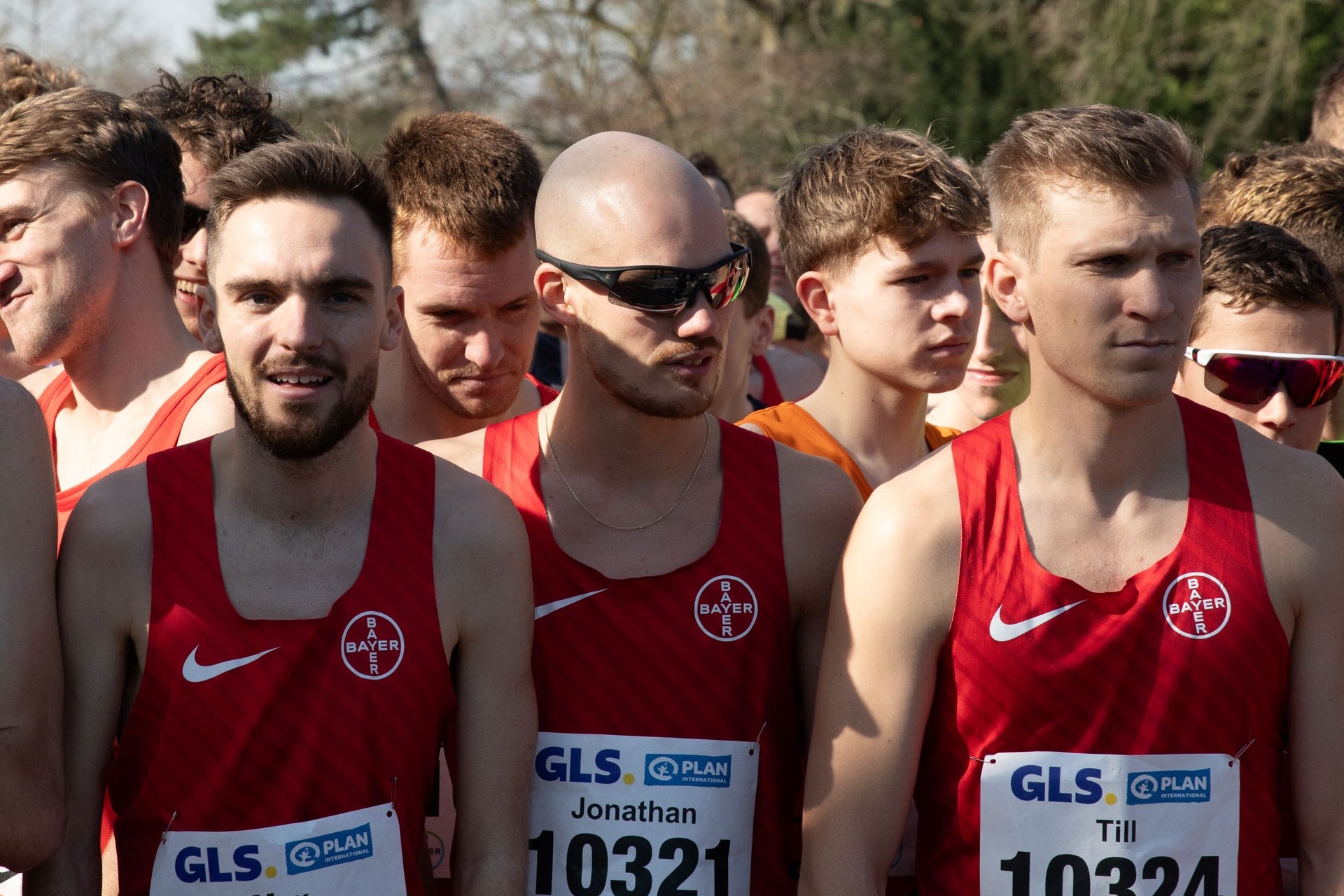 TSV Bayer 04 Leverkusen veranstaltet einen Lauf gegen rechts. Drei junge Männer laufen mit und schauen in die Kamera. TSV Bayer 04 Leverkusen veranstaltet einen Lauf gegen rechts. Drei junge Männer laufen mit und schauen in die Kamera.