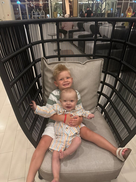 Der große Bruder Lino hält seinen kleinen Bruder Toni (DKMS-Patient) fest auf seinem Schoß. Der große Bruder Lino hält seinen kleinen Bruder Toni (DKMS-Patient) fest auf seinem Schoß.