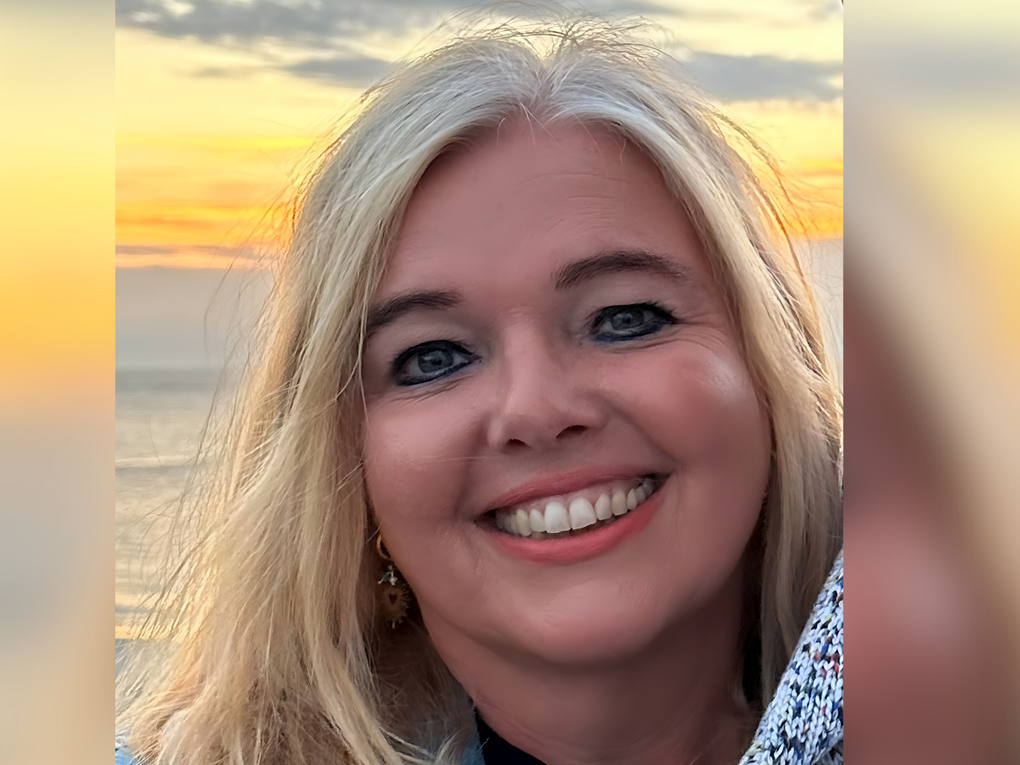 Eine Frau lächelt in die Kamera Eine Frau lächelt in die Kamera