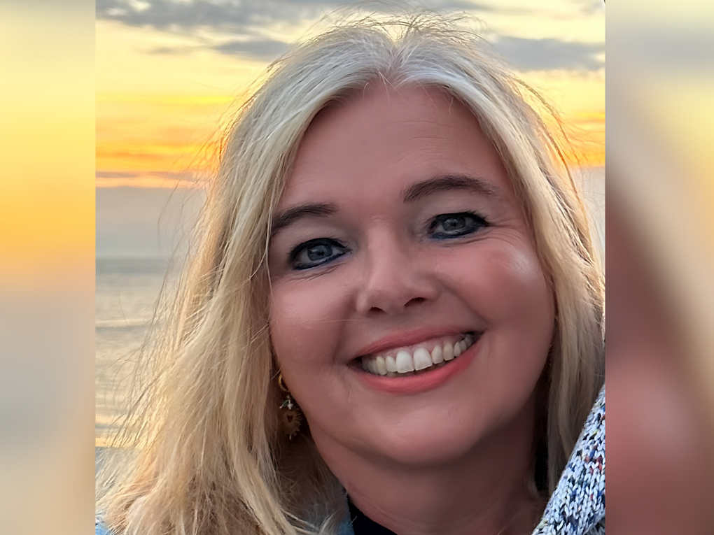 Eine Frau lächelt in die Kamera Eine Frau lächelt in die Kamera