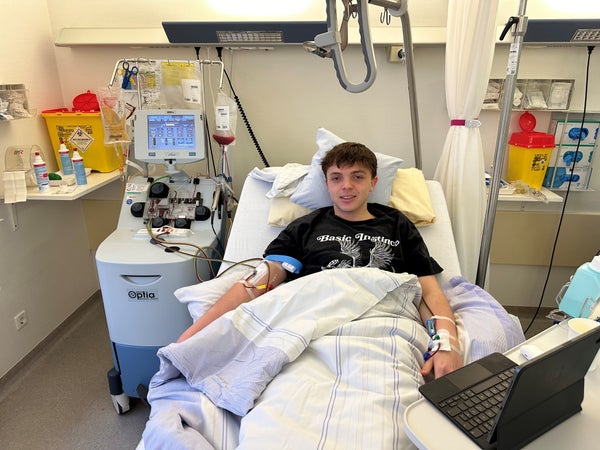 Ein Junge liegt in einem Krankenhausbett während er Stammzellen spendet. Ein Junge liegt in einem Krankenhausbett während er Stammzellen spendet.