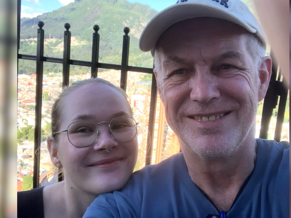 Ein Mann und eine Frau, die ein Selfie machen Ein Mann und eine Frau, die ein Selfie machen