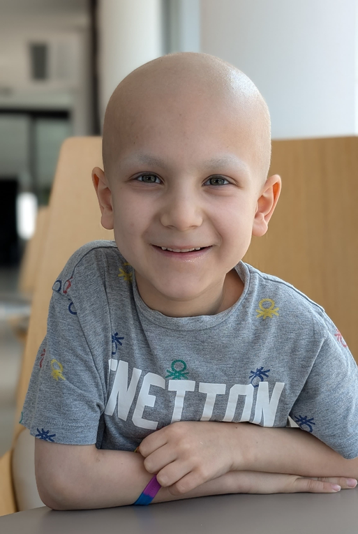 Friedrich sitzt auf einem Stuhl und lächelt in die Kamera. Friedrich sitzt auf einem Stuhl und lächelt in die Kamera.