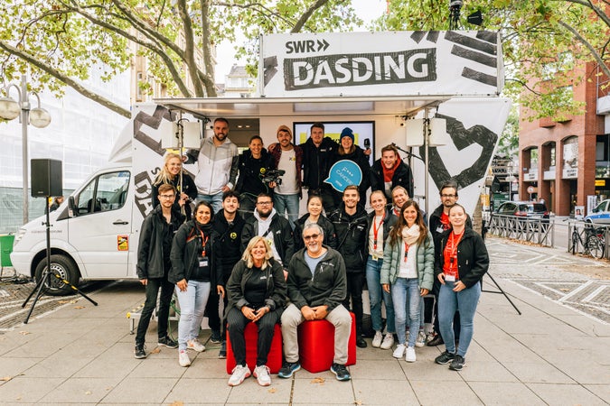 Eine Gruppe von Menschen posiert für ein Foto Eine Gruppe von Menschen posiert für ein Foto