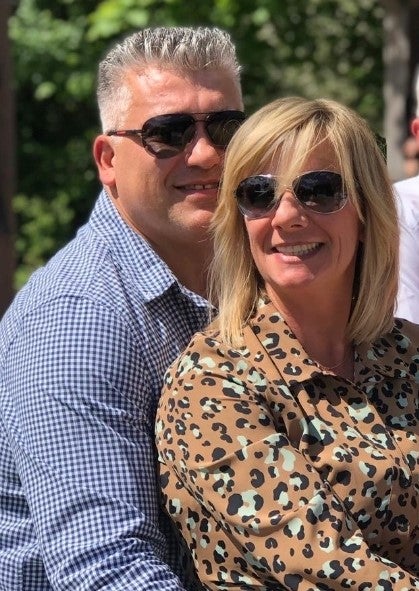 Ein Mann und eine Frau posieren für ein Foto Ein Mann und eine Frau posieren für ein Foto