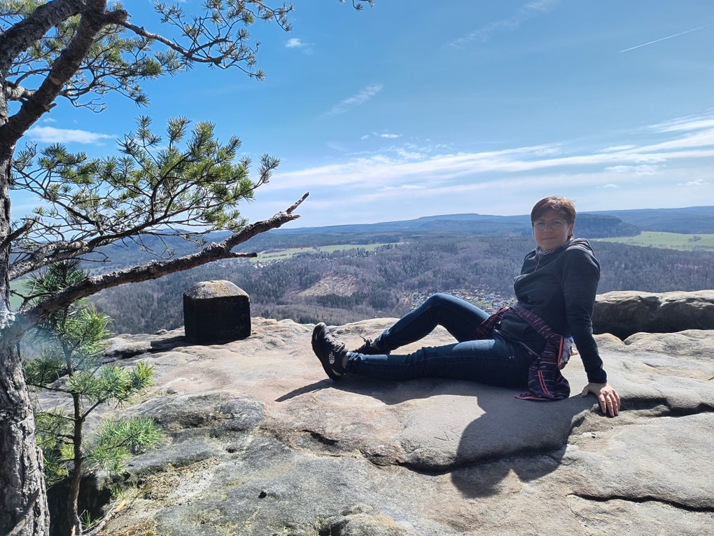 Eine Frau sitzt auf einem Felsen Eine Frau sitzt auf einem Felsen