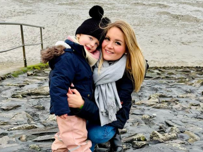 Eine Frau und ein Kind posieren für ein Foto Eine Frau und ein Kind posieren für ein Foto