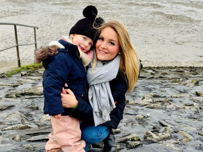 Eine Frau und ein Kind posieren für ein Foto Eine Frau und ein Kind posieren für ein Foto