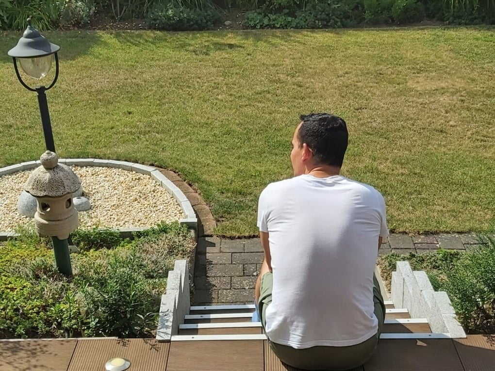 Marc Frangipane sitzt draußen auf einer Treppe Marc Frangipane sitzt draußen auf einer Treppe