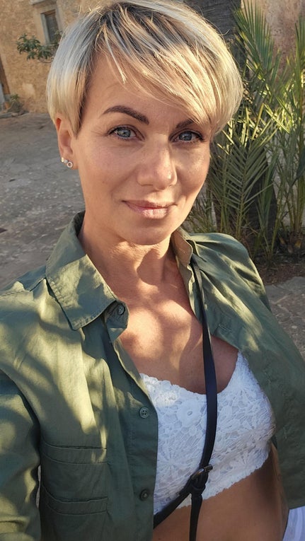 Peggy lächelt in die Kamera. Peggy lächelt in die Kamera.